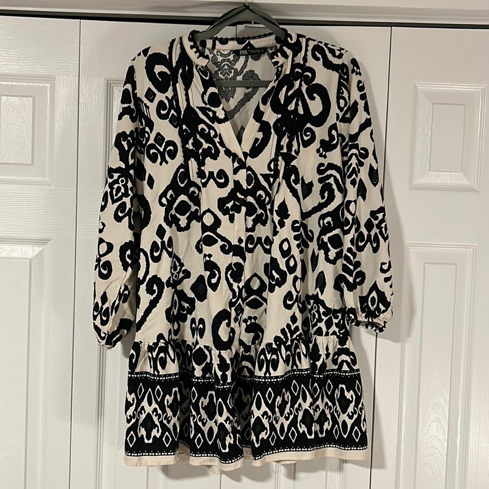 Brand new Zara mini swing dress size Medium in black and ivory. Love it!